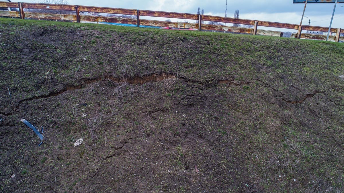 Работники водоканала сказали, что все это - последствия сезонного оползня