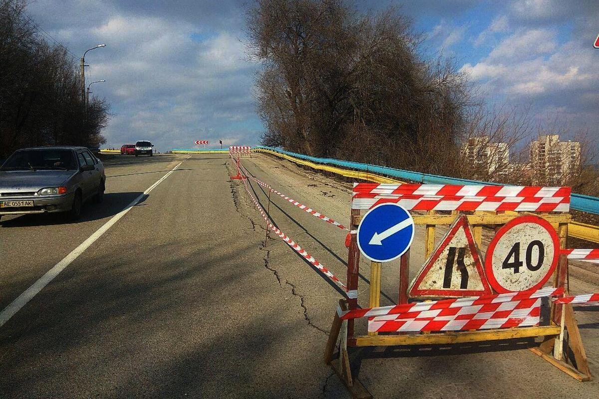 В данный момент правая полоса движения по направлению к Набережной Победы перекрыта