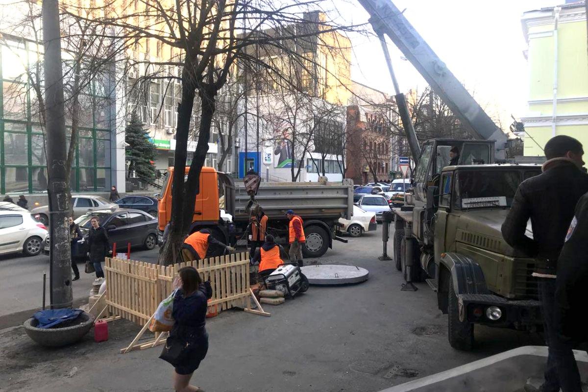 На протяжении дня коммунальщики чинят "утонувший" в асфальт люк На протяжении дня коммунальщики чинят "утонувший" в асфальт люк