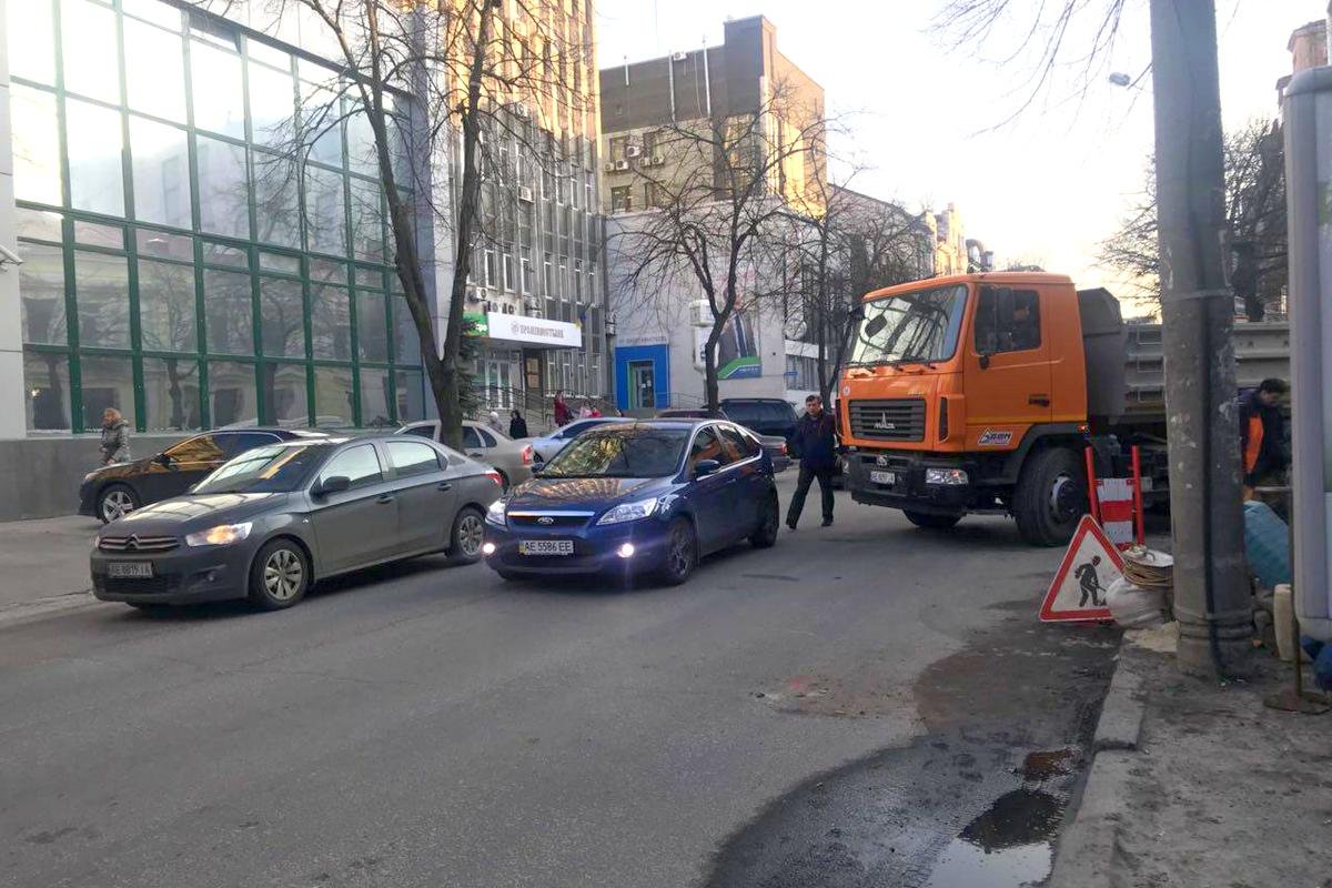 Время от времени на улице Воскресенской собирается пробка Время от времени на улице Воскресенской собирается пробка