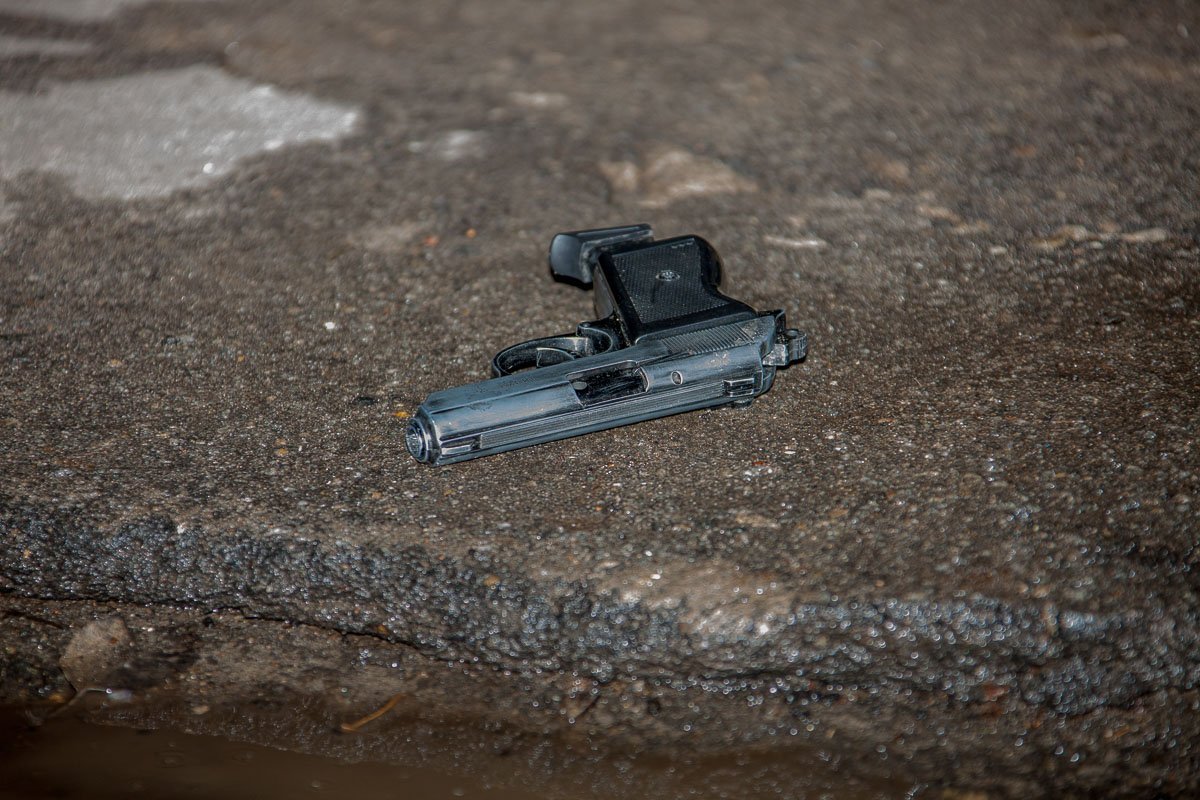 Водитель автомобиля Opel едва не сбил двух пешеходов, после чего, по словам очевидцев, начал угрожать им пистолетом Водитель автомобиля Opel едва не сбил двух пешеходов, после чего, по словам очевидцев, начал угрожать им пистолетом