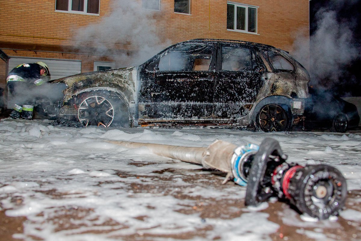 4 апреля на улице Сечевых Стрельцов загорелся автомобиль BMW X5