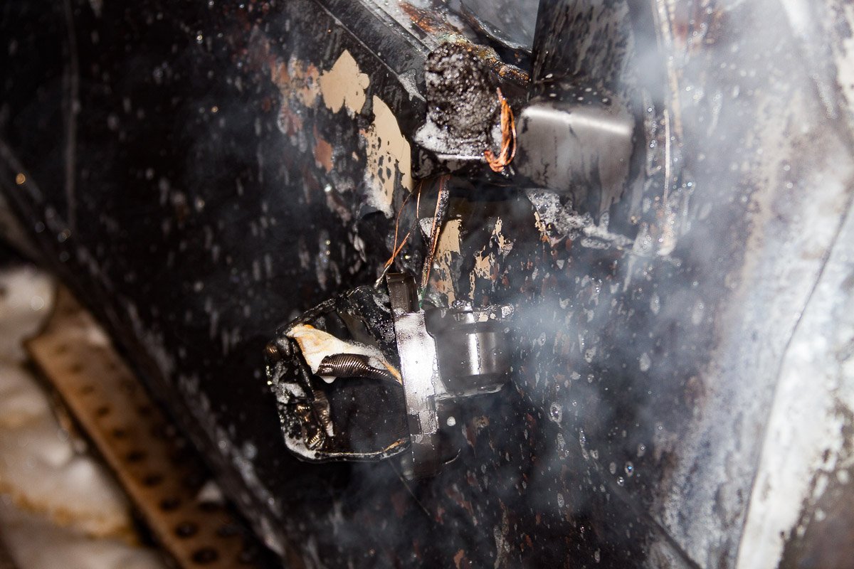 Пострадал и припаркованный поблизости Mercedes