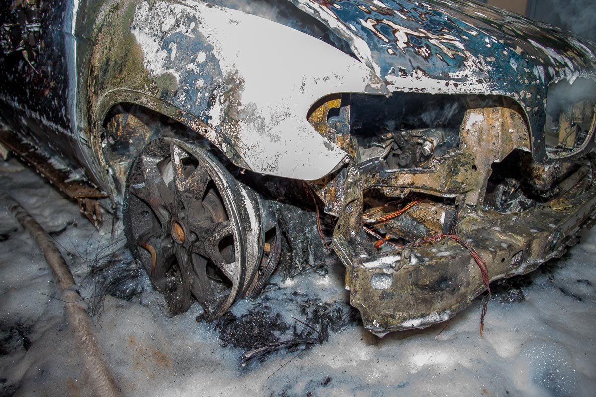 По предварительной информации, BMW загорелся из-за замыкания проводки