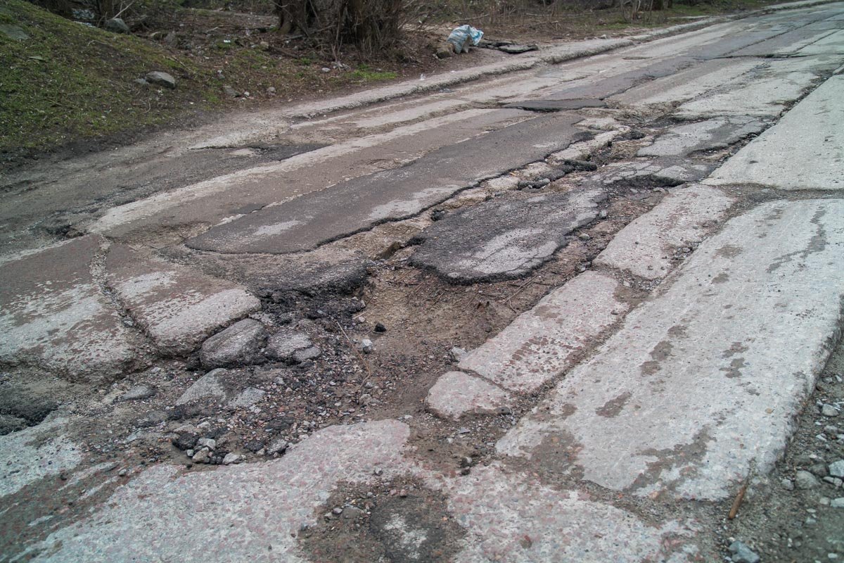 Судя по этой яме, закончилась не зима, а война Судя по этой яме, закончилась не зима, а война