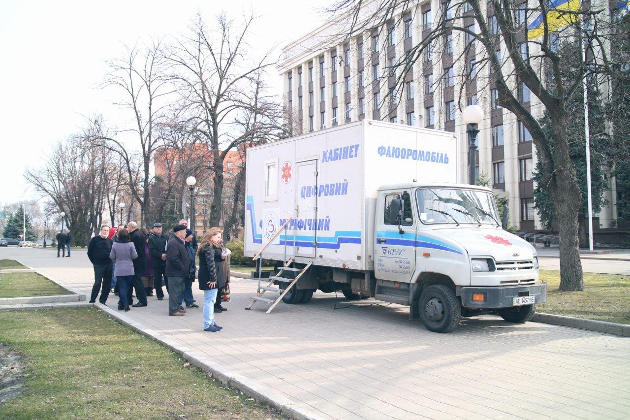 Люди стоят в очереди, чтобы попасть в кабинет Люди стоят в очереди, чтобы попасть в кабинет