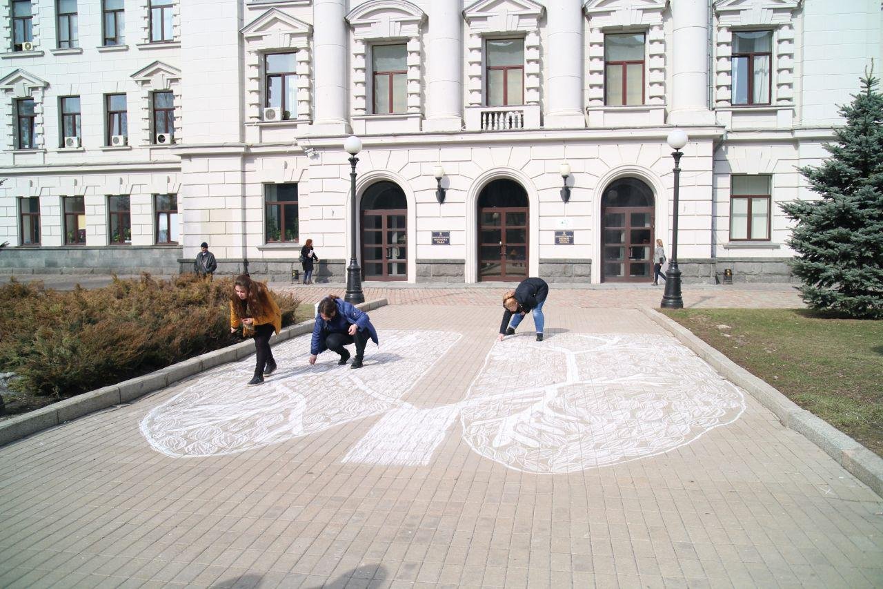 На площади нарисовали легкие На площади нарисовали легкие