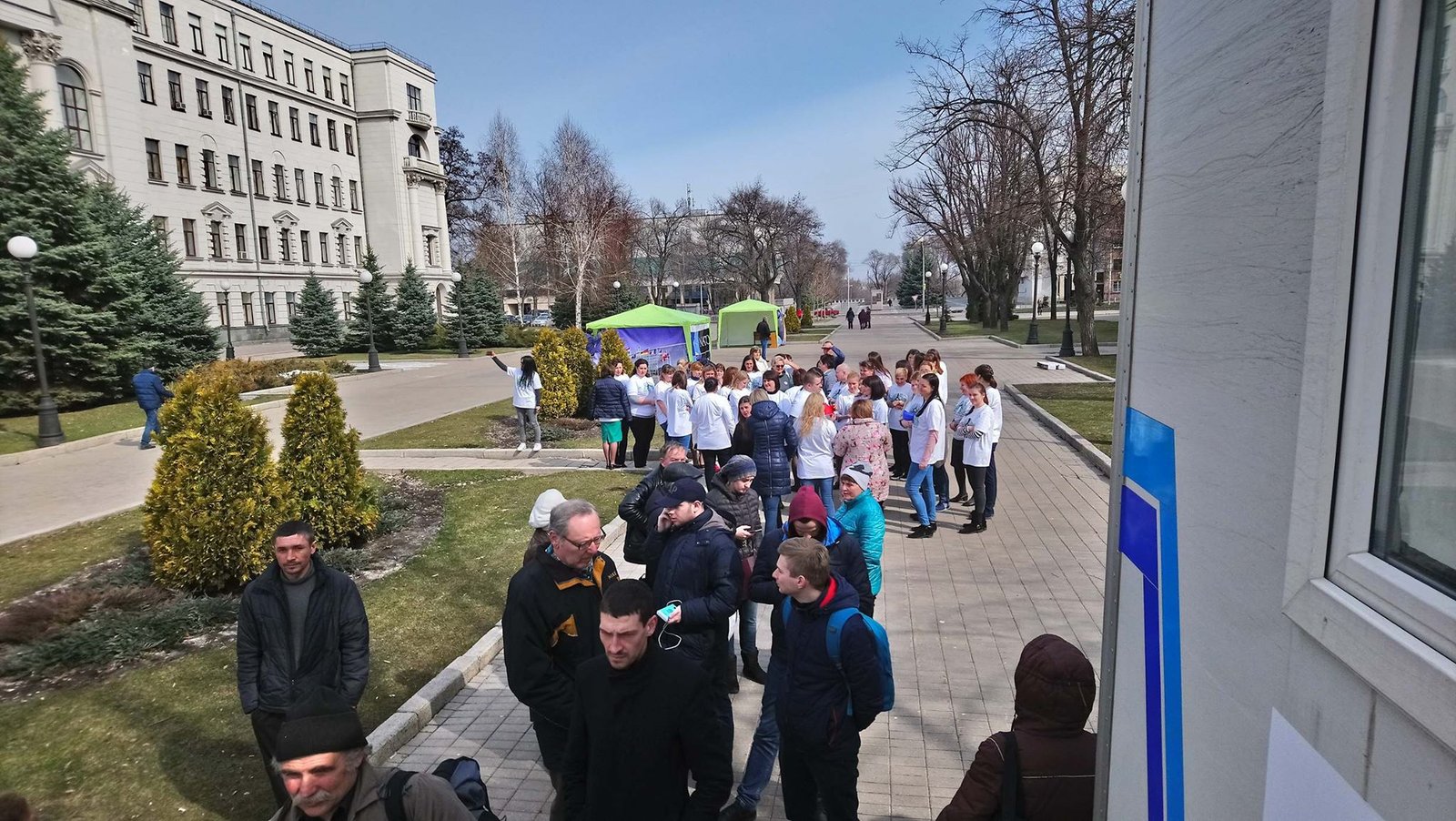 На площади перед ДнепрОГА уже собралась очередь На площади перед ДнепрОГА уже собралась очередь