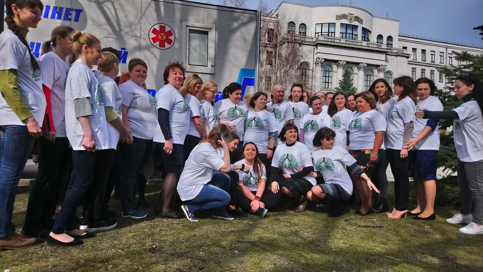 Волонтеры с изображением легких на футболках Волонтеры с изображением легких на футболках