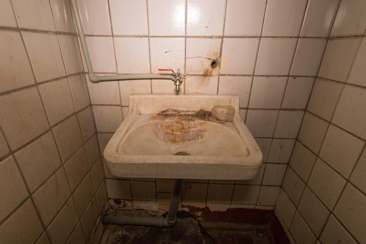 А в туалете начинается ад