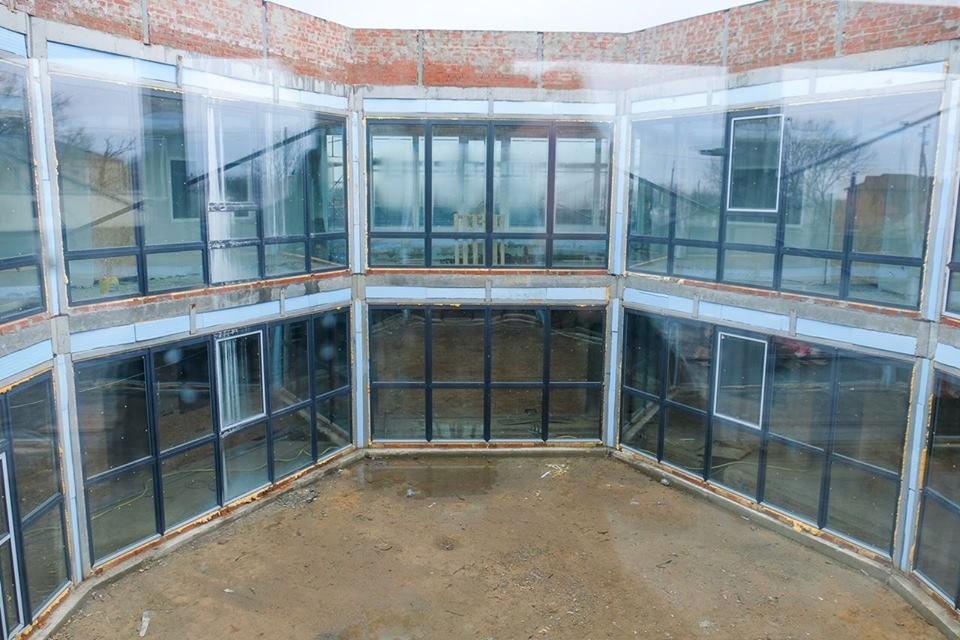 Здание уже застеклили