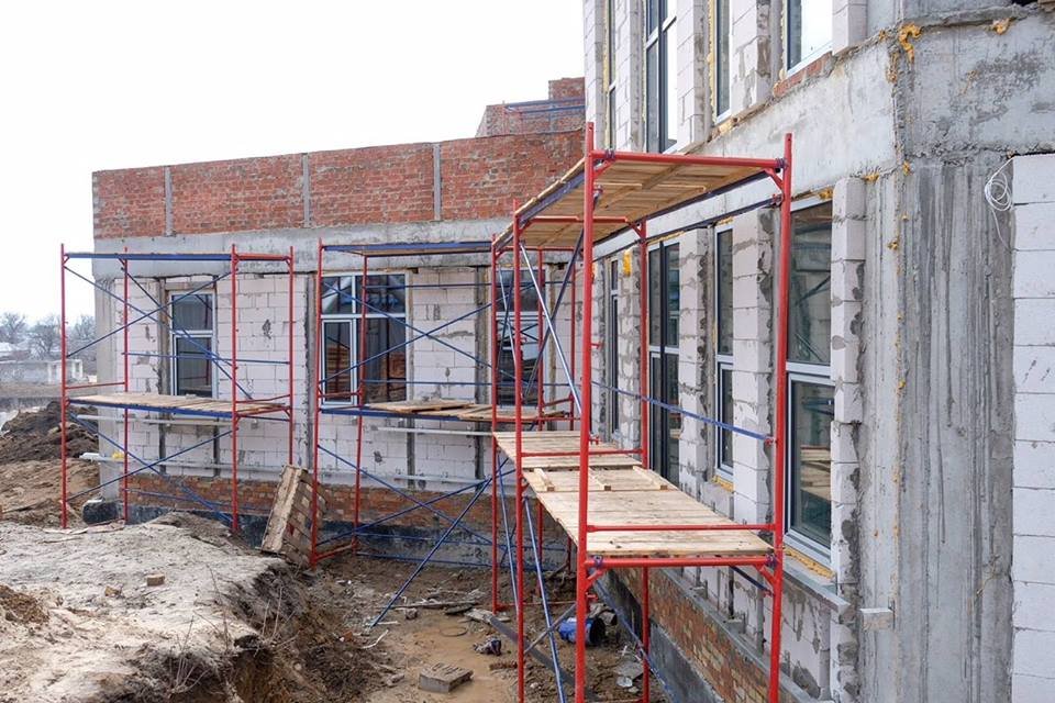 Сейчас ведется утепление и обшивка стен