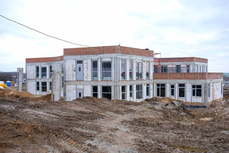 Постройка состоит из шести модулей-блоков, которые вместе образуют шестигранник