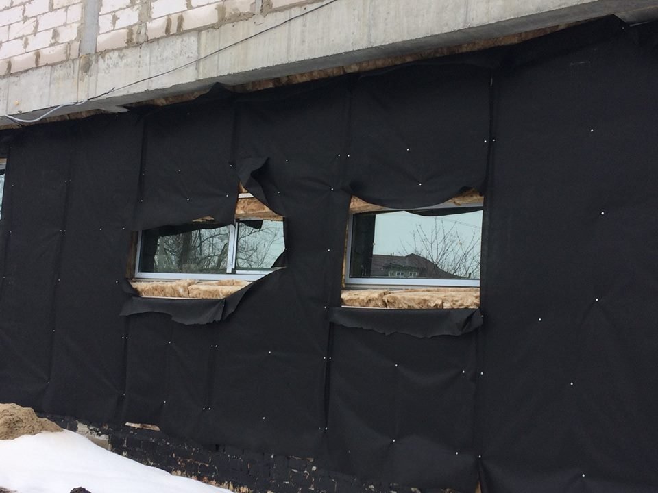 Сейчас работники занимаются утеплением стен