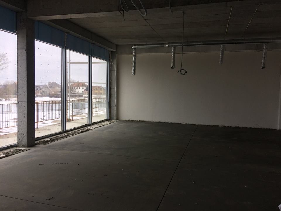 Внутри стены уже зашпаклевали 