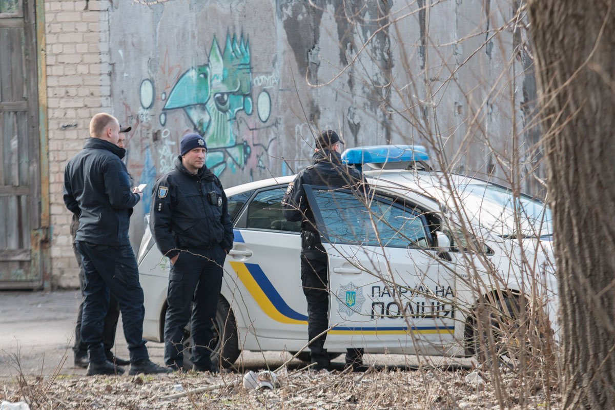 На месте работает полицейский патруль и СОГ