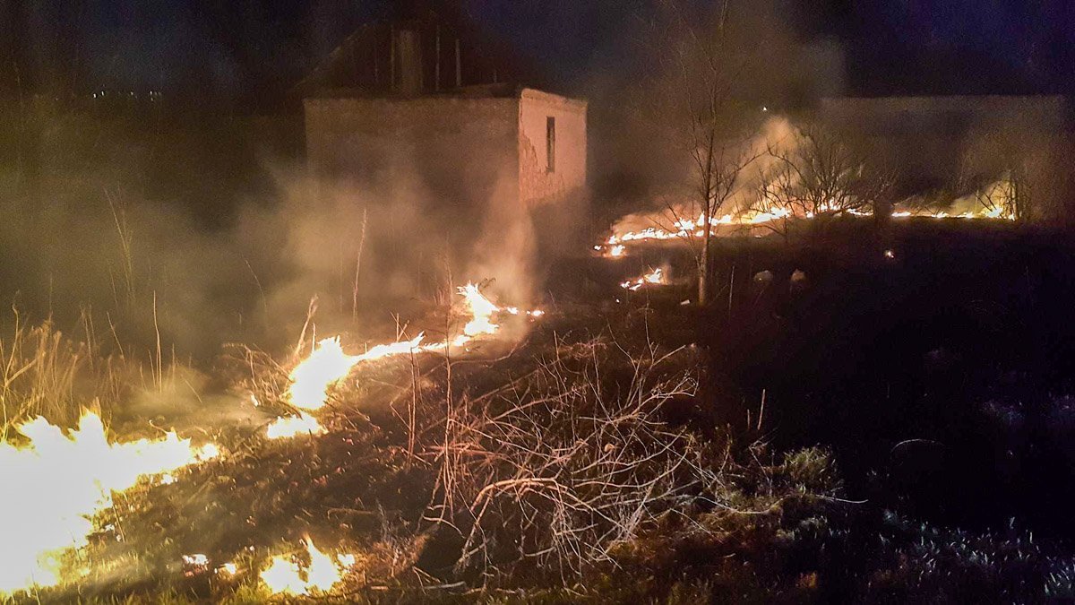 Рядом с пожаром находится АЗС "WOG", что является крайне опасным обстоятельством