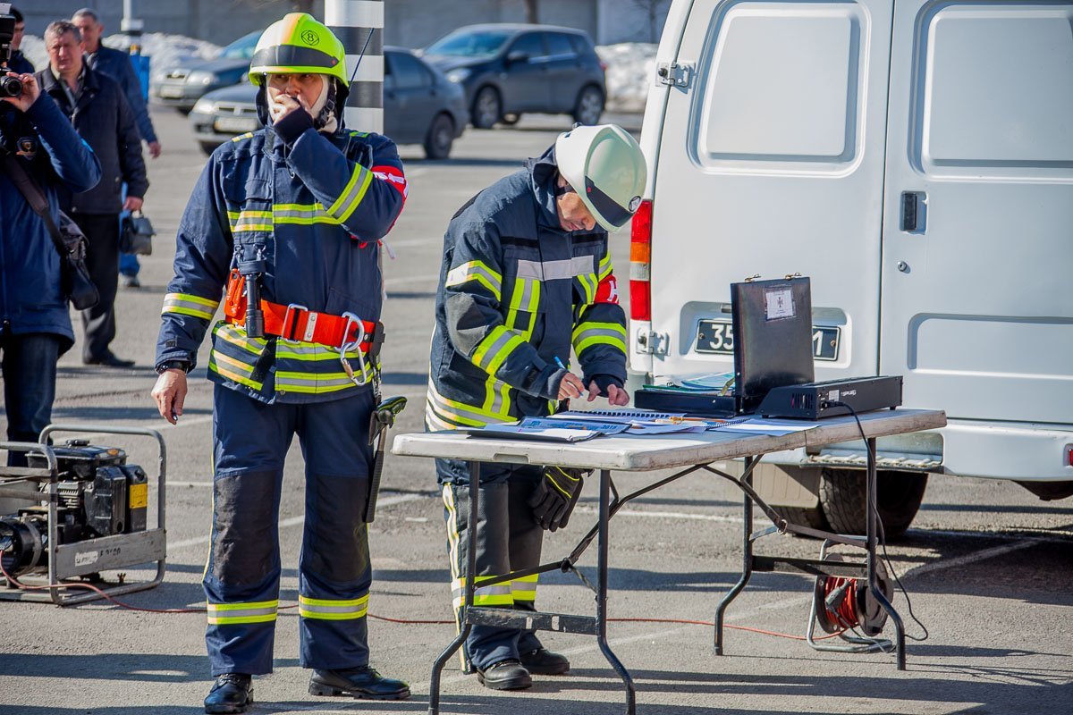 Вокруг торгового центра было много спасательной техники и медиков