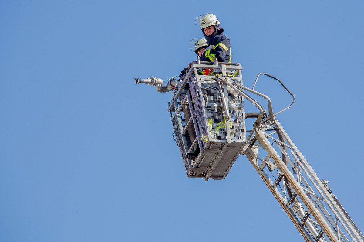 При помощи подъемной лестницы, спасатели "тушили" пожар на крыше здания