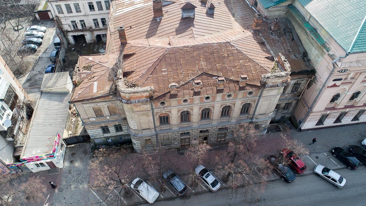 Крыша здания тоже нуждается в ремонте