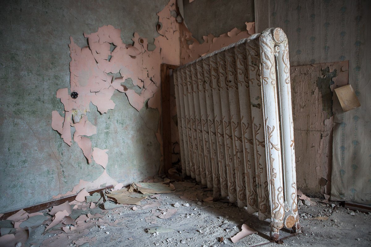 Не вся штукатурка успела осыпаться после ремонта