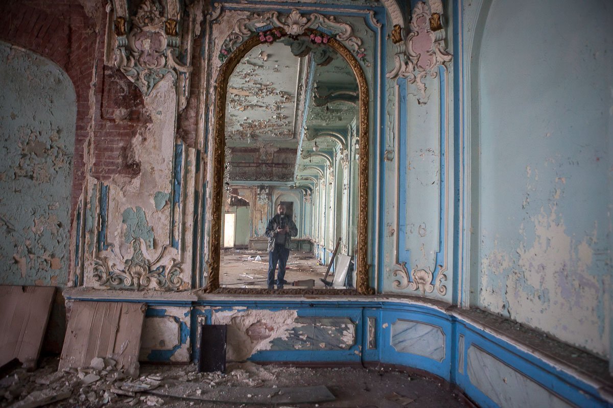 Внутри еще есть уцелевшие зеркала