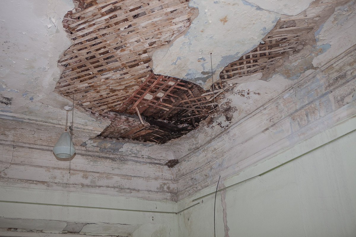 А потолку срочно нужен ремонт