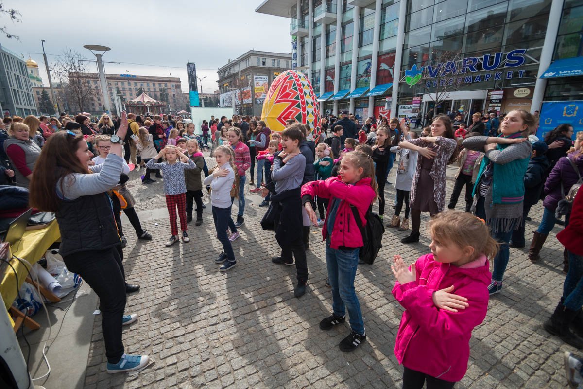 Установление рекорда проходило под танцы детей Установление рекорда проходило под танцы детей