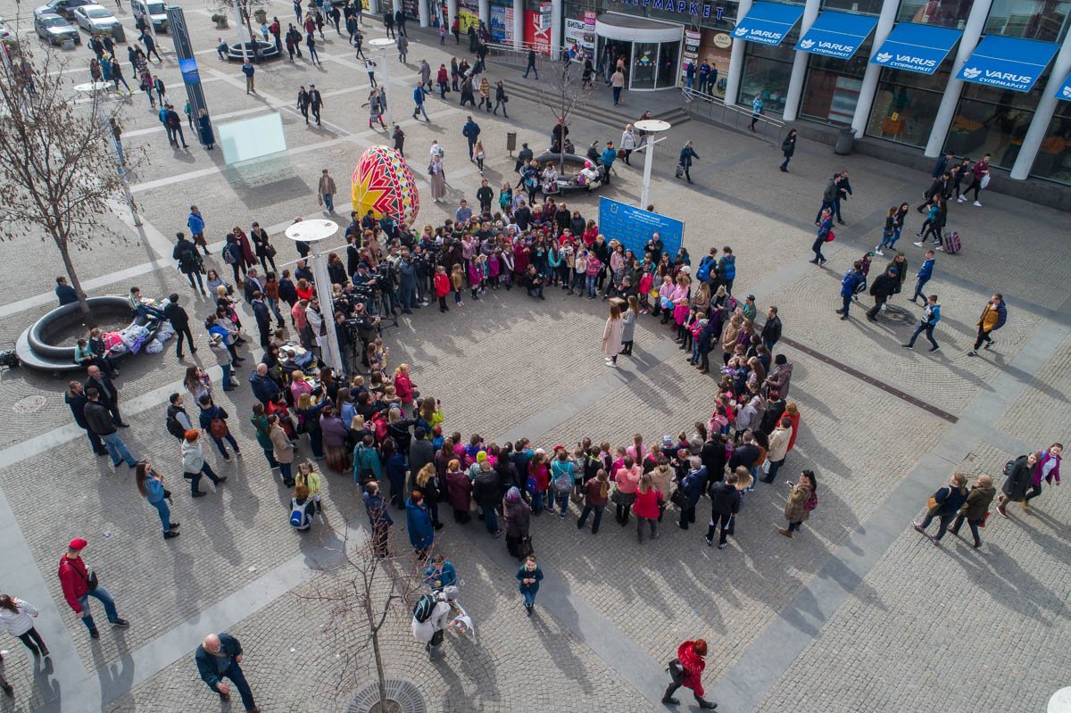 Даже дети выстроились в форме яйца Даже дети выстроились в форме яйца