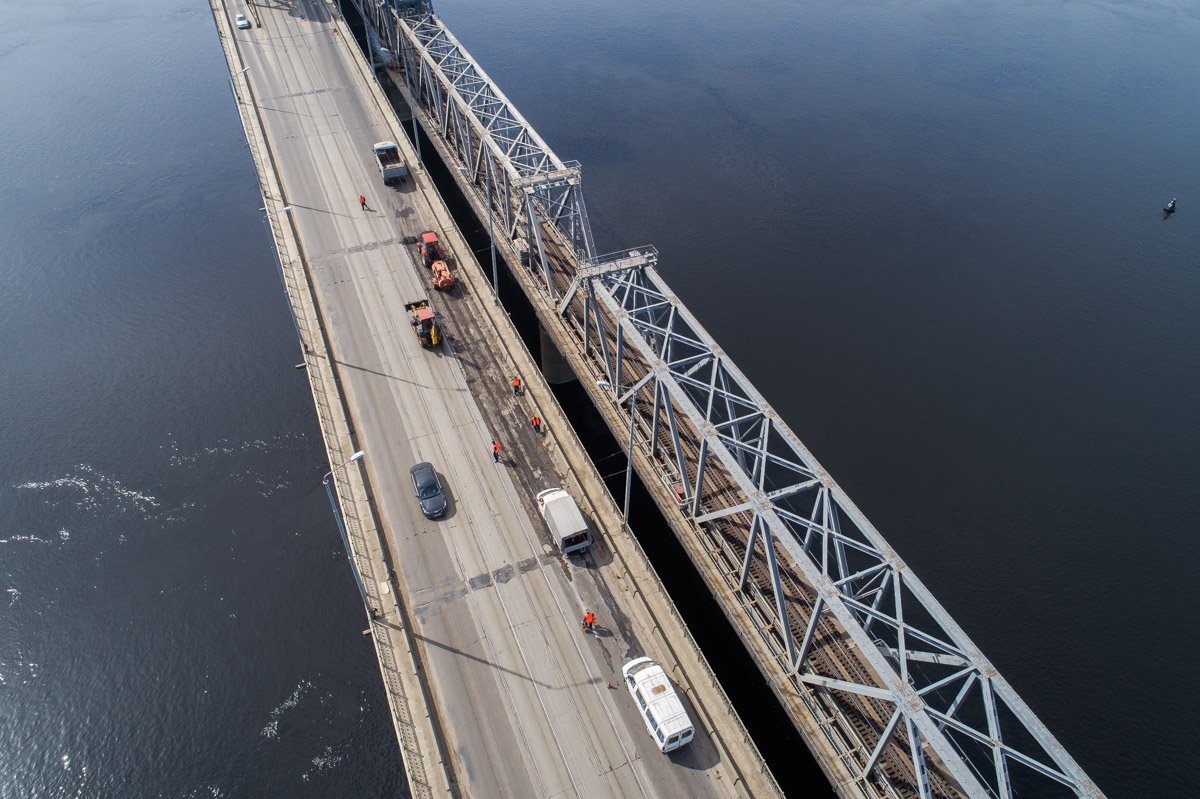 Коммунальщики срезали слой дорожного покрытия Коммунальщики срезали слой дорожного покрытия