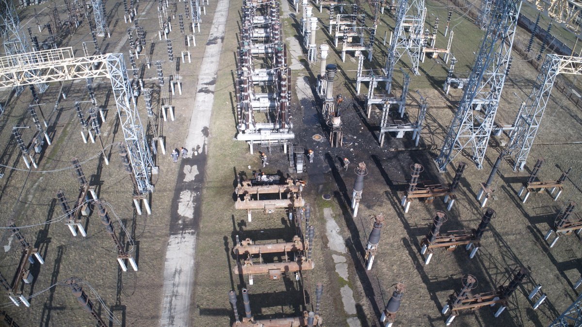 Рабочие заняты ремонтом  Рабочие заняты ремонтом