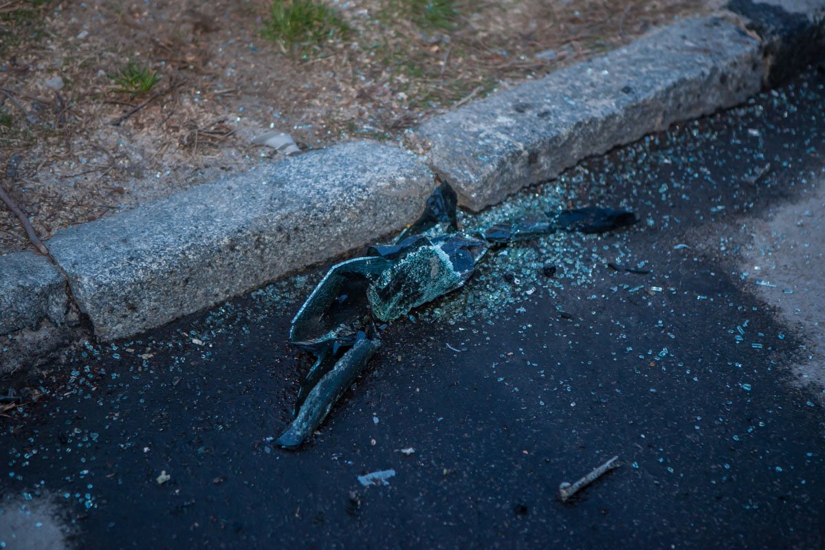 Один из автомобилей выбросило на газон