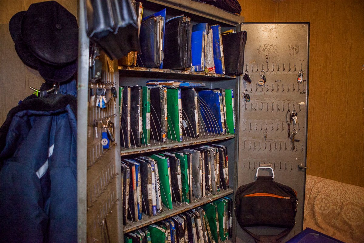 Здесь хранятся бортовые журналы и ключи от всех машин Здесь хранятся бортовые журналы и ключи от всех машин