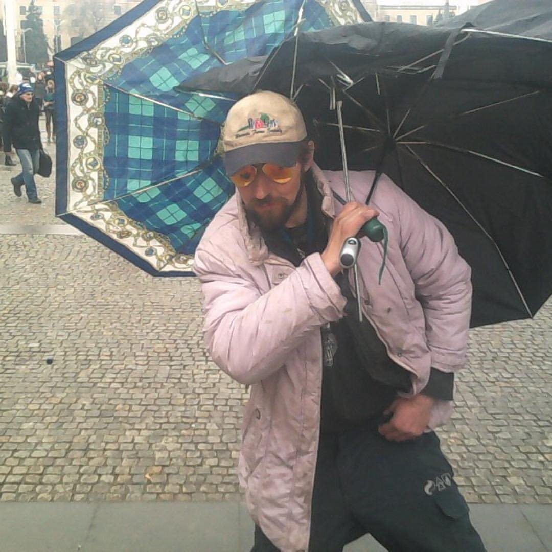 Город этот выдумал один художник, люди в нем не знали, что такое дождик