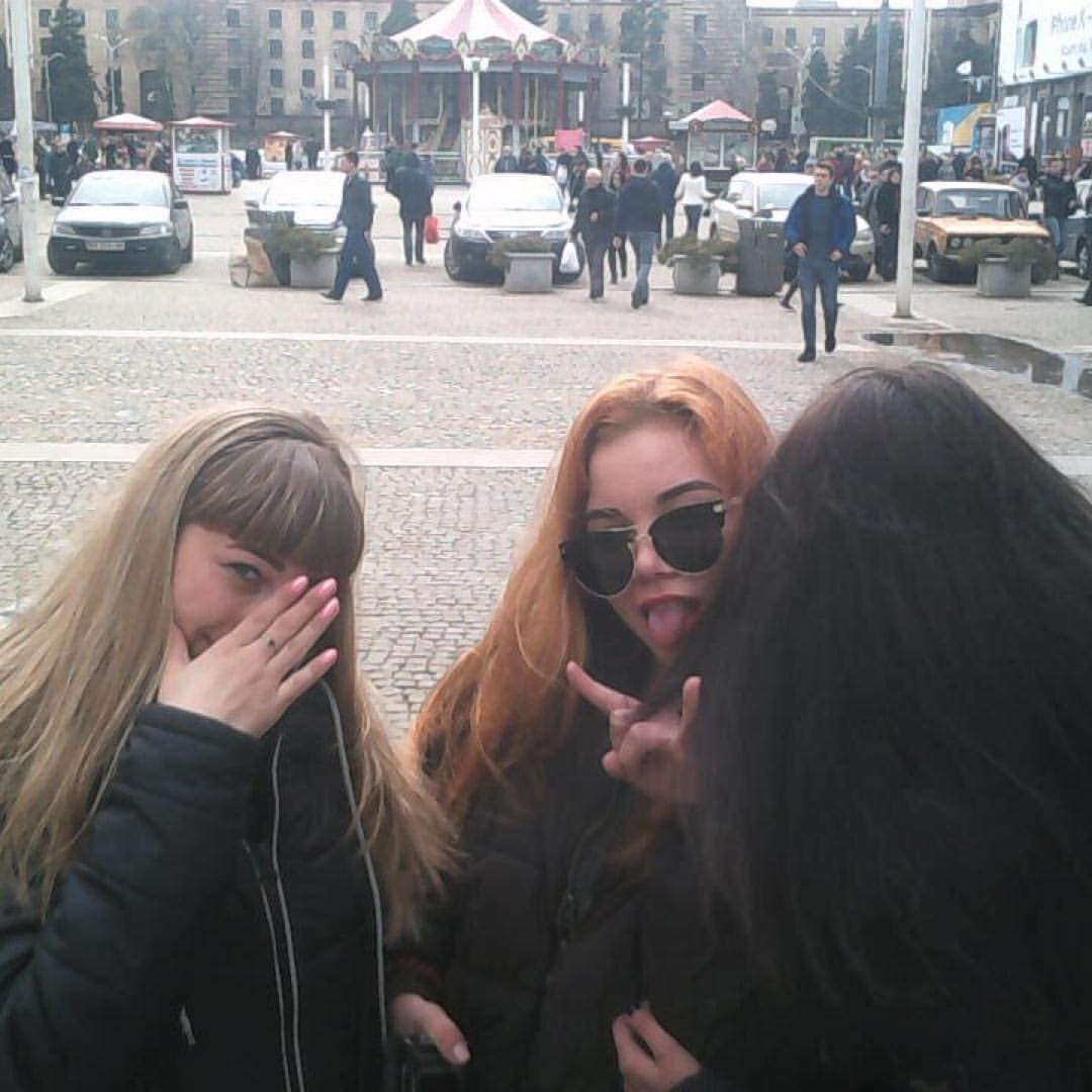 Фото девушек в компании с каждым днем становятся все разнообразнее и разнообразнее