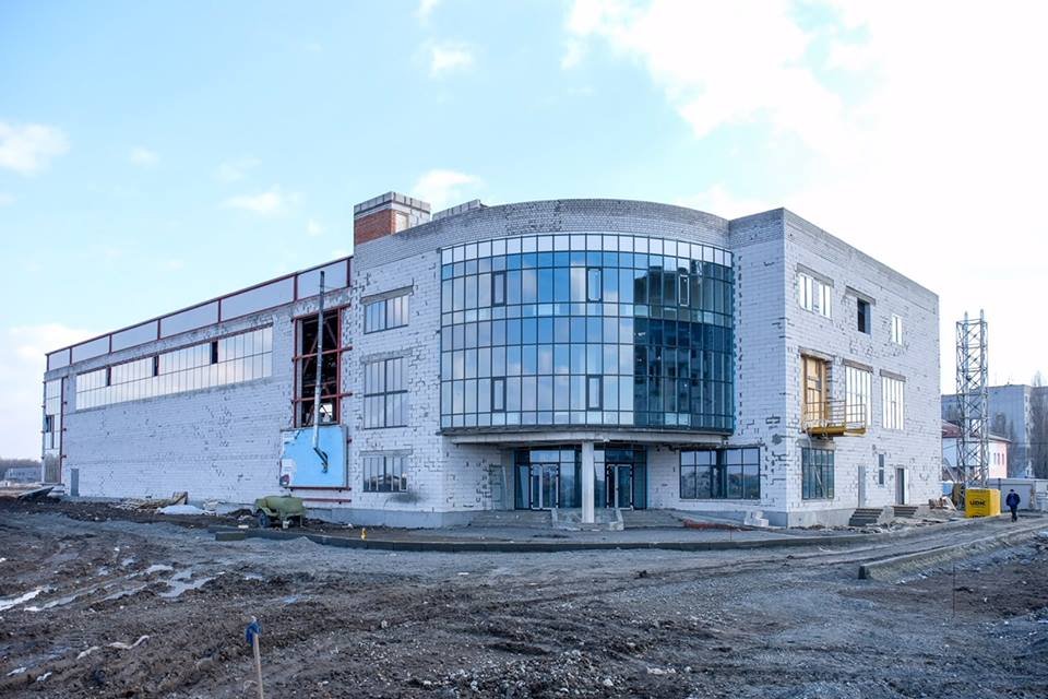 Сейчас также ведется строительство спортивного комплекса