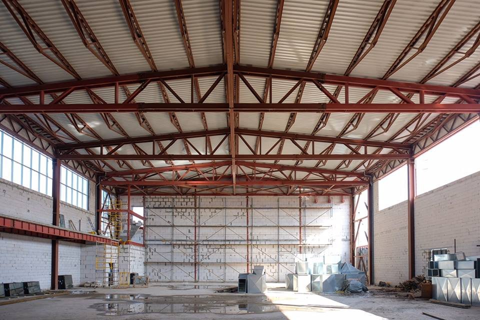 Совсем скоро здание сдадут в эксплуатацию, а пока можно наблюдать интенсивные строительные работы