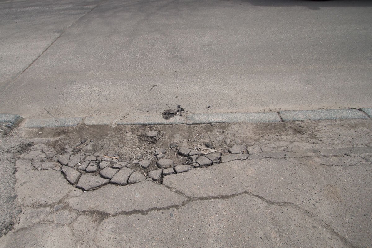 Состояние многих автомобильных путей оставляет желать лучшего Состояние многих автомобильных путей оставляет желать лучшего