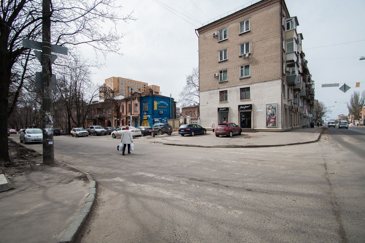 Помимо этого, обновлялось и покрытие тротуаров Помимо этого, обновлялось и покрытие тротуаров