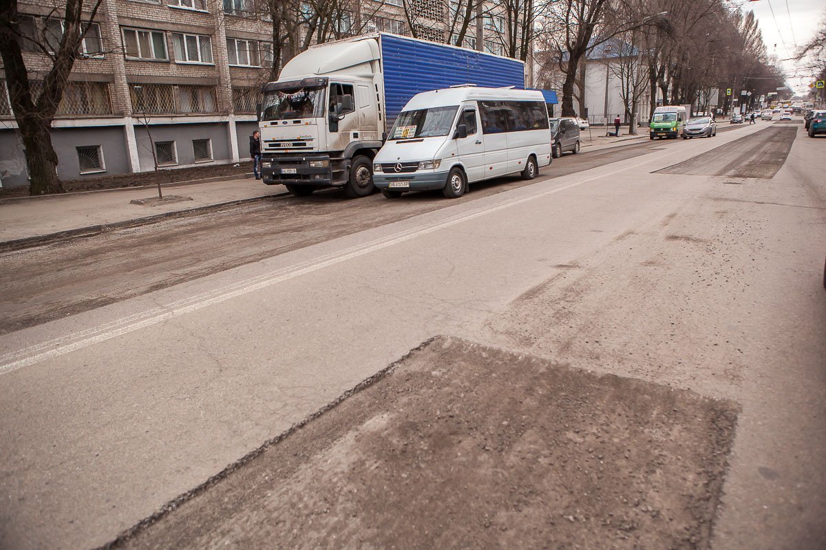 Городские власти пообещали приступить к ремонту дорог в области и городе, как только на улице станет тепло