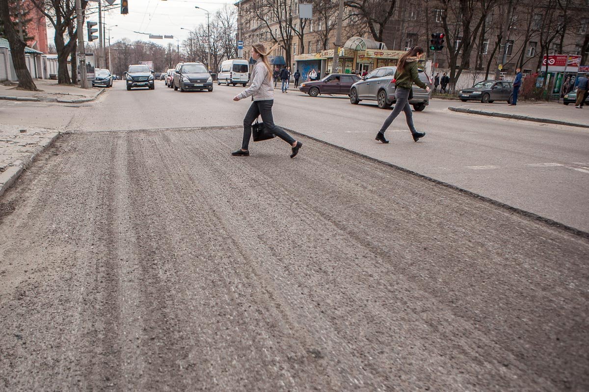 На участке дороги от улицы Чернышевского и до улицы Телевизионной уже срезали асфальт