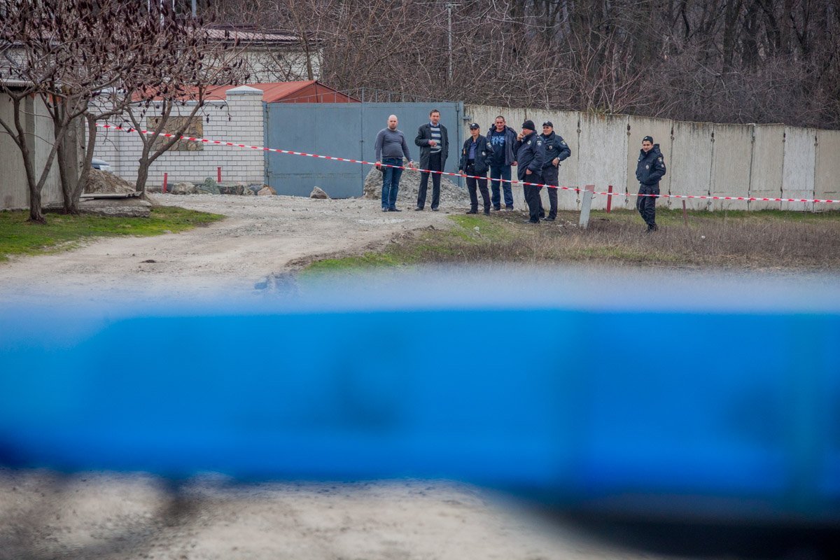 Люди рассказали, что возле детской площадки ходит мужчина с гранатой