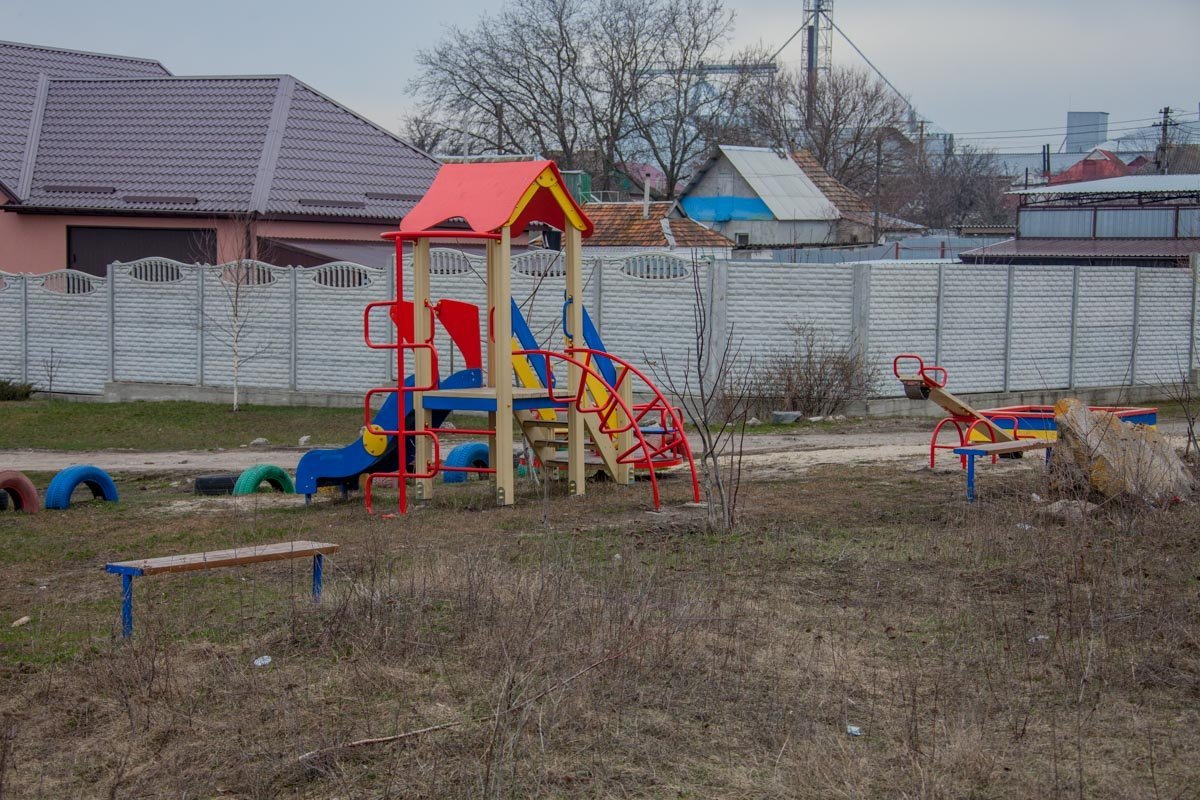 Рядом с местом происшествия находится детская площадка