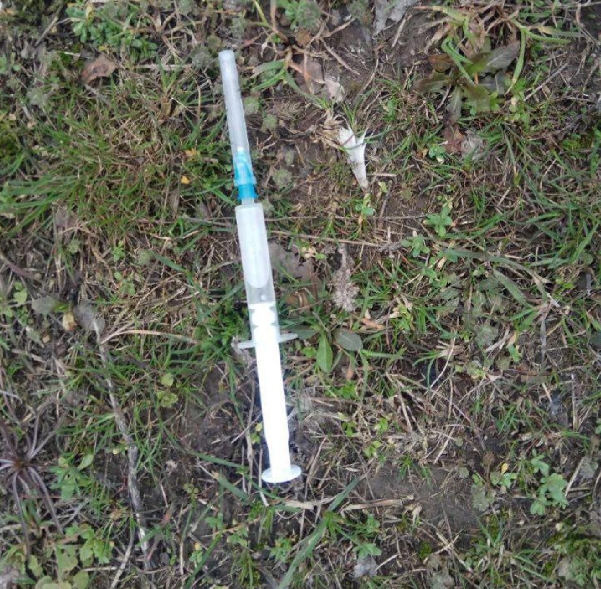 При досмотре у мужчины выявили шприц с неизвестным химическим веществом белого цвета