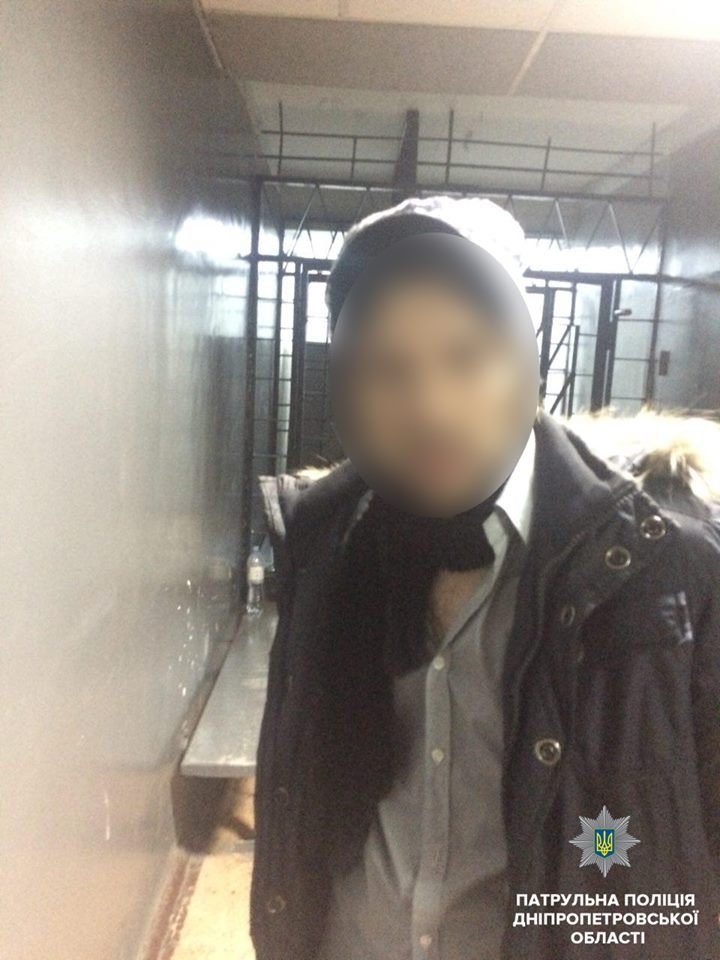 В Днепре мужчина проник в чужое авто и "снимал" там фильм 1