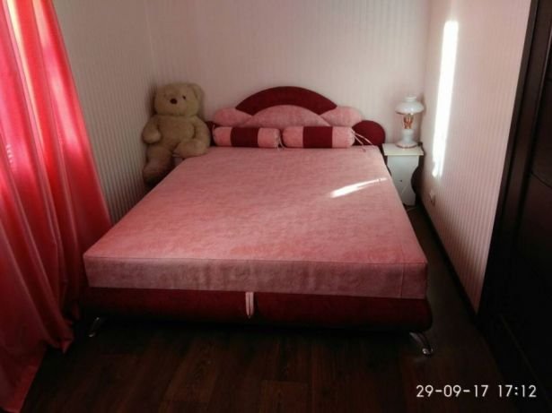 В квартире есть большая кровать