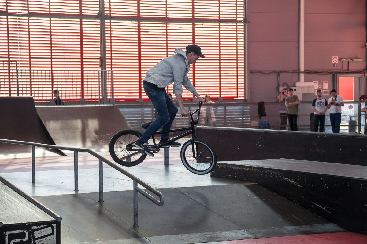 Только четкие пацаны катаются на "заниженных" великах Только четкие пацаны катаются на "заниженных" великах