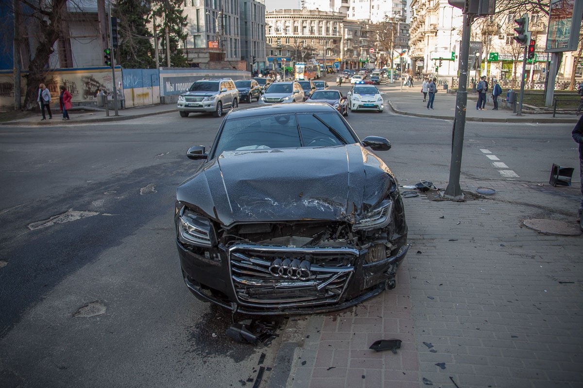 Автомобиль Audi столкнулся с автомобилем «скорой помощи» Автомобиль Audi столкнулся с автомобилем «скорой помощи»