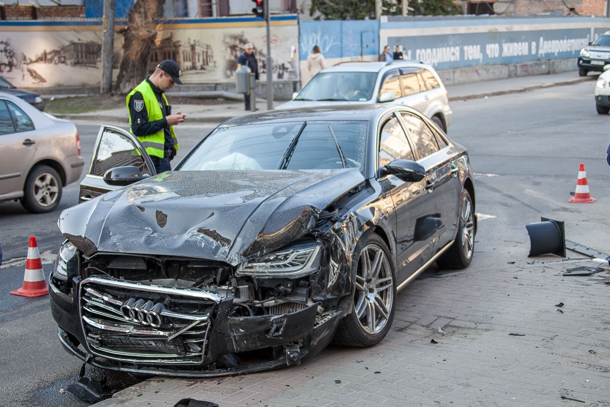 На месте происшествия работает патрульная полиция На месте происшествия работает патрульная полиция