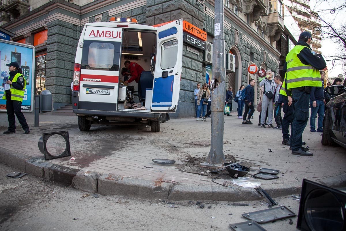 При столкновении пострадали врач и фельдшер «скорой» При столкновении пострадали врач и фельдшер «скорой»